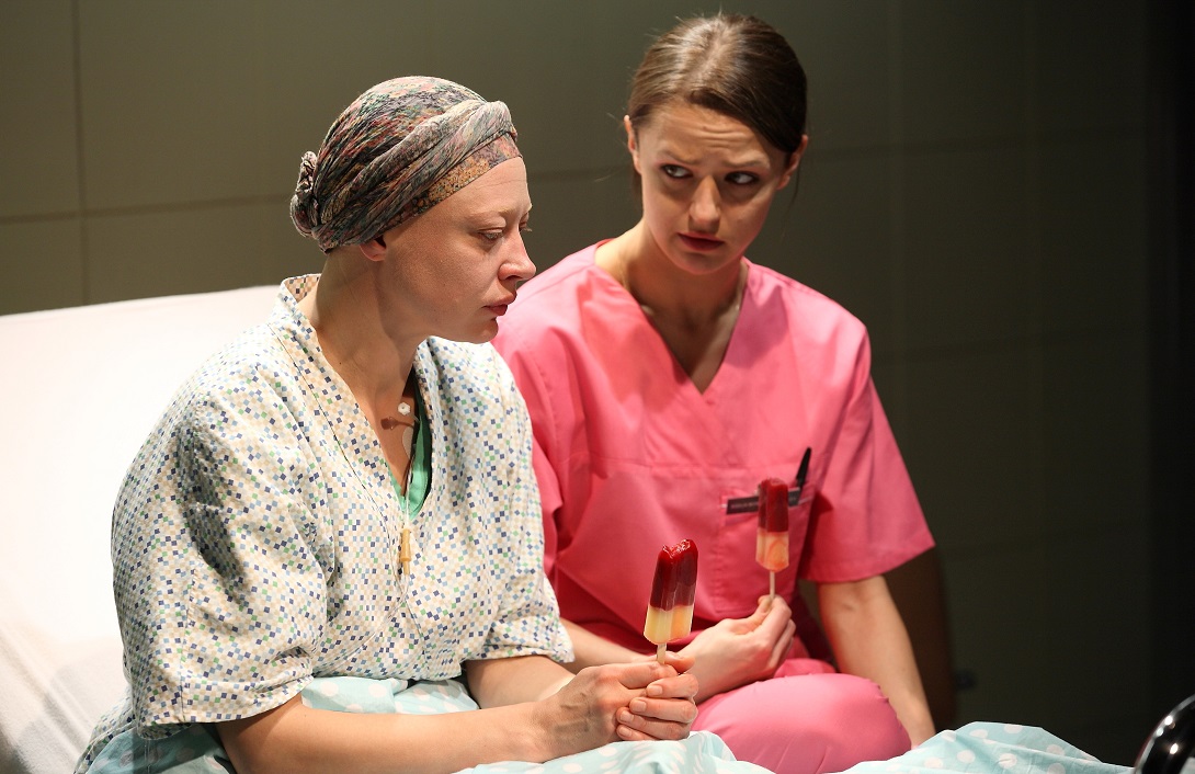 Vivjena Bēringa – Daiga Kažociņa, māsa Sūzija – Madara Botmane // Foto – Agnese Zeltiņa